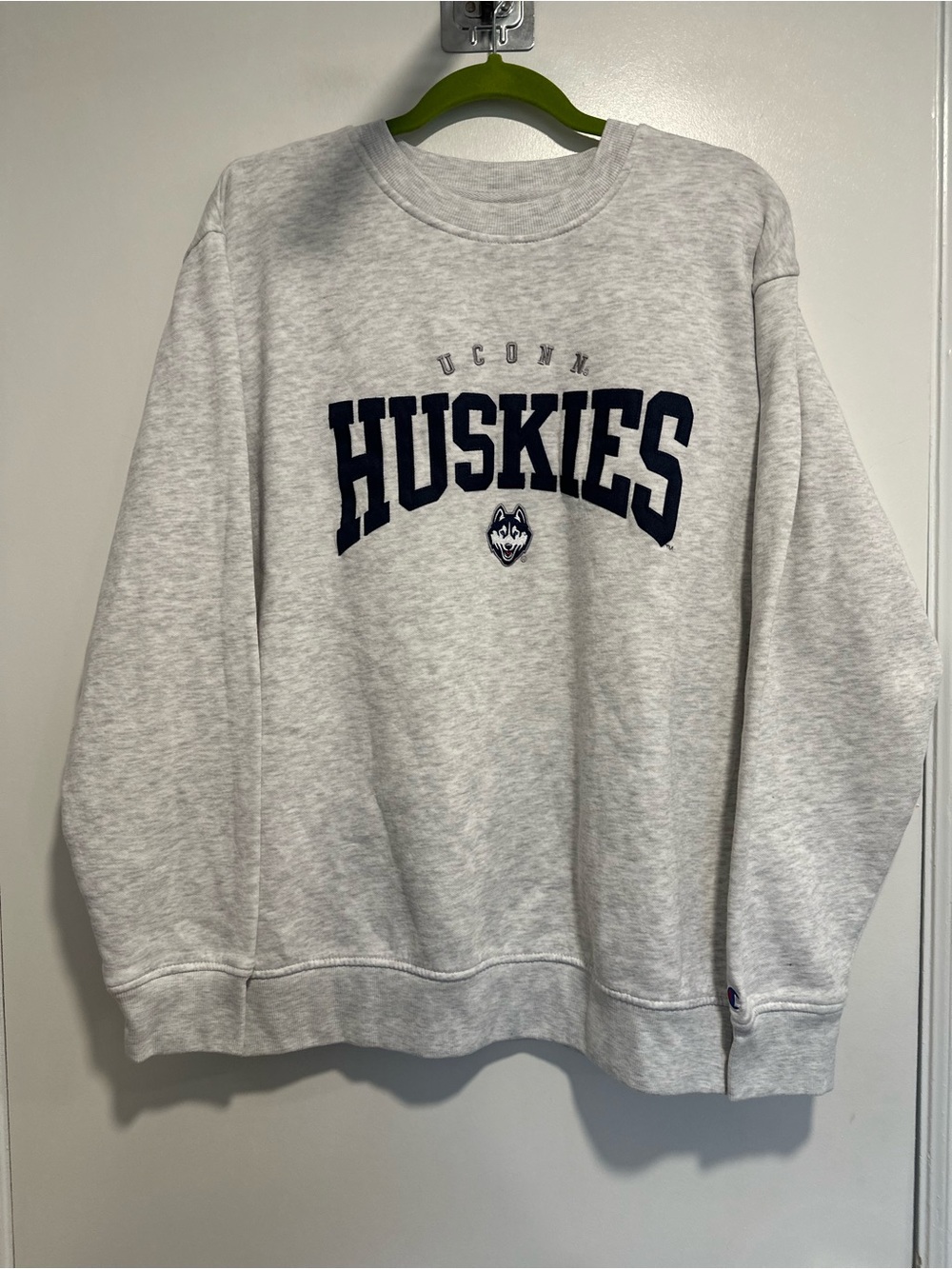 NWOT Champion UCONN Huskies SzL Embroidered logo Spellout Basketball sweatshirt. - Picture 1 of 13